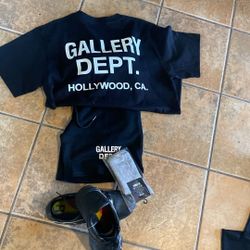 Shirt.   🩳🩳👕👕👟👟. 40c/n