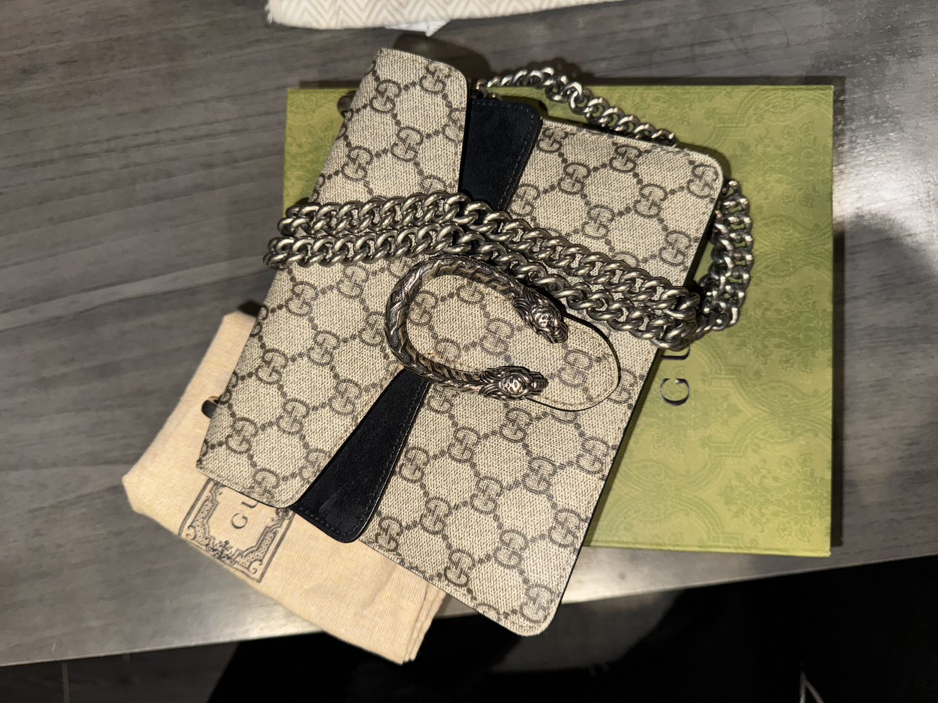 Women’s Gucci Shoulder Bag With chain