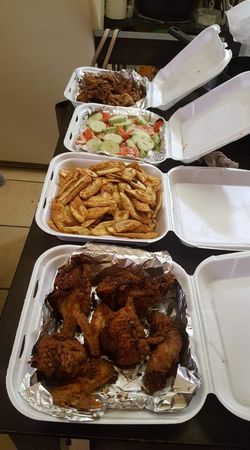 Pollo frito con tajadas.. fried chicken with fried banana slices