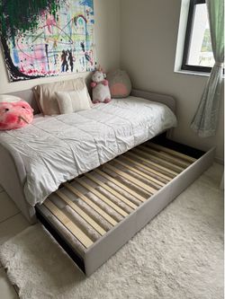Beautiful twin day bed