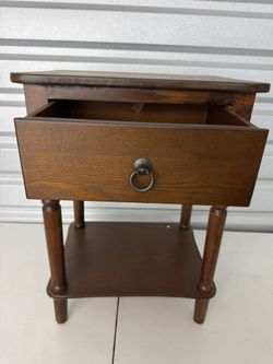 Very Small end table(brown), please check measurements shown