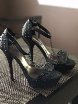 Shi by journey. Chain/studded shoe Sz7