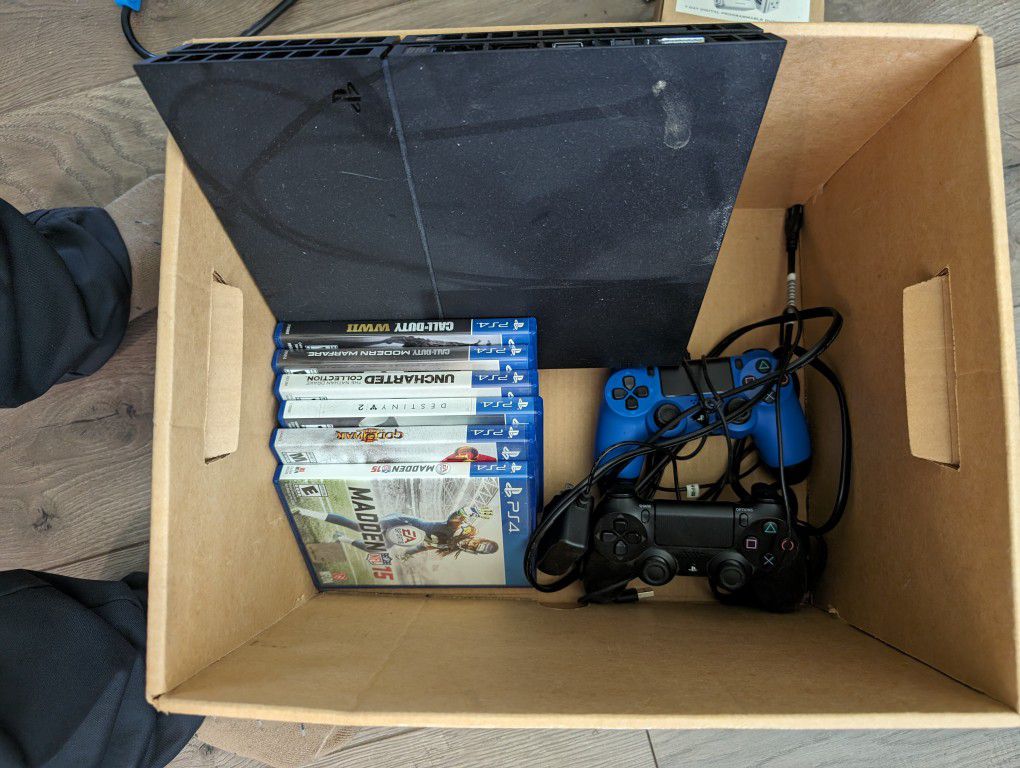 PS4, 2 Controllers, 250 GB SSD - Best Offer