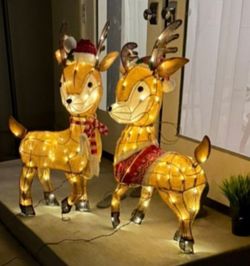 Set of two Christmas Reindeers. Lights up Brightly, Includes Scarves, Great Condition.