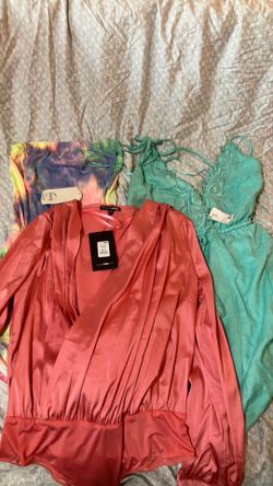 New women’s clothes size small (4 pcs)