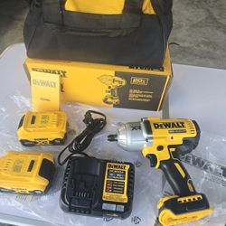 🔥$280 FIRM PRICE🔥 Dewalt DCF900 20V XR Brushless 1/2 in. High Torque Impact Wrench with Hog Ring Anvil and (2) 20V 5.0Ah Batteries, Charger & bag.