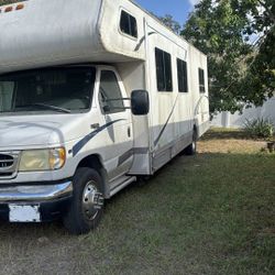 Ford E450 Super Duty 02