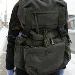 Lululemon Travelling Yogini Rucksack Backpack Savasana Camo Fatigue Green Travel Bag Yoga Mat
