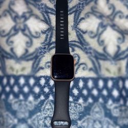2 Apple Watches Series 4