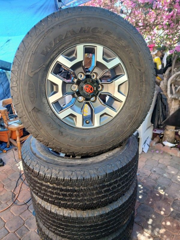JUEGO DE RRINES PARA TROCAS TOYOTA TACOMA 4RRUNER SECOYA TUNDRA YANTAS SEMINUEVAS MEDIDA 16