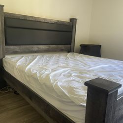 Wynnlow King Rustic Bed with mattress/box springs