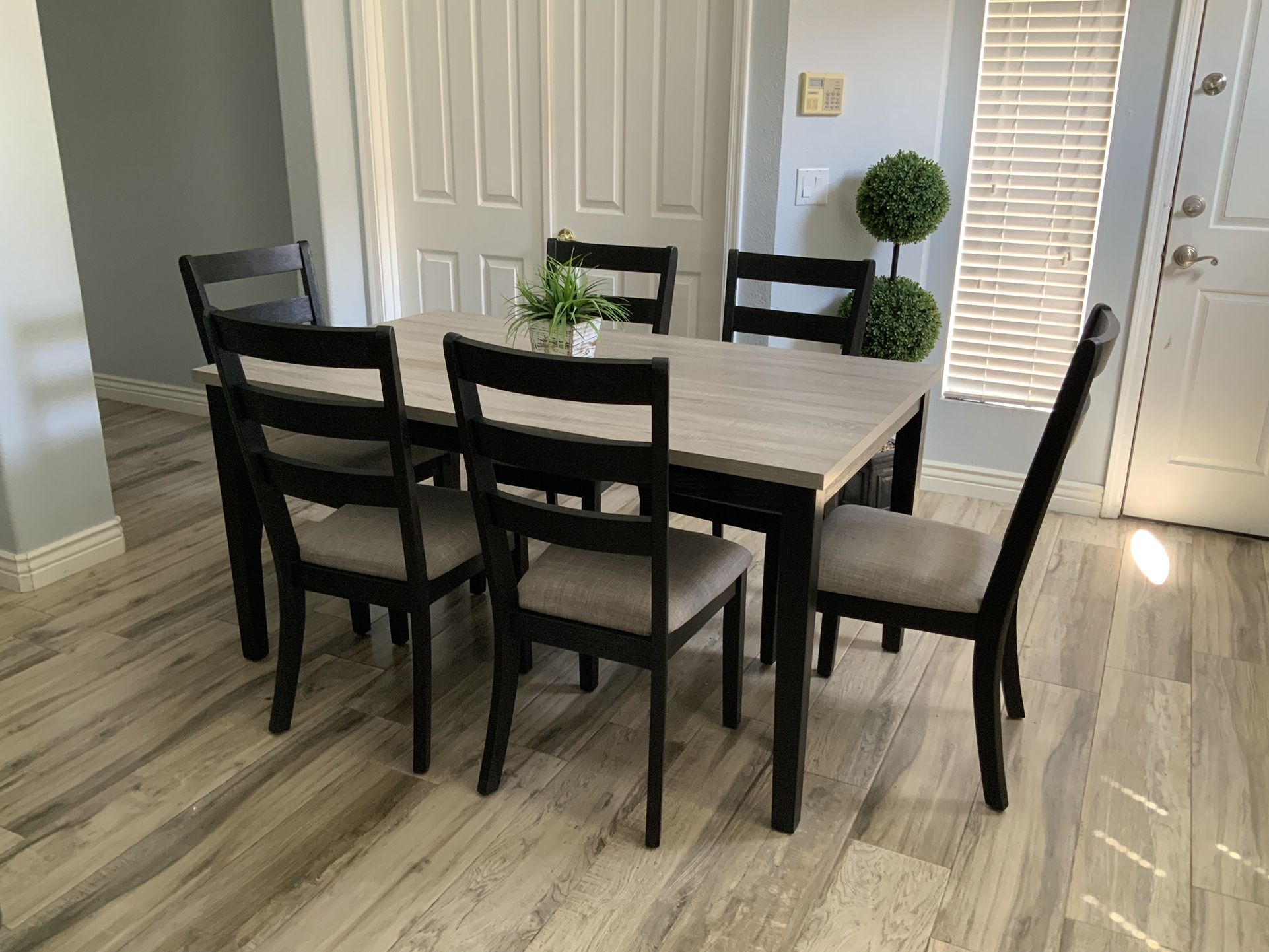 Beautiful 7pc Dining Table 