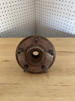 Front wheel hub from 2005 - 2010 Jeep Grand Cherokee