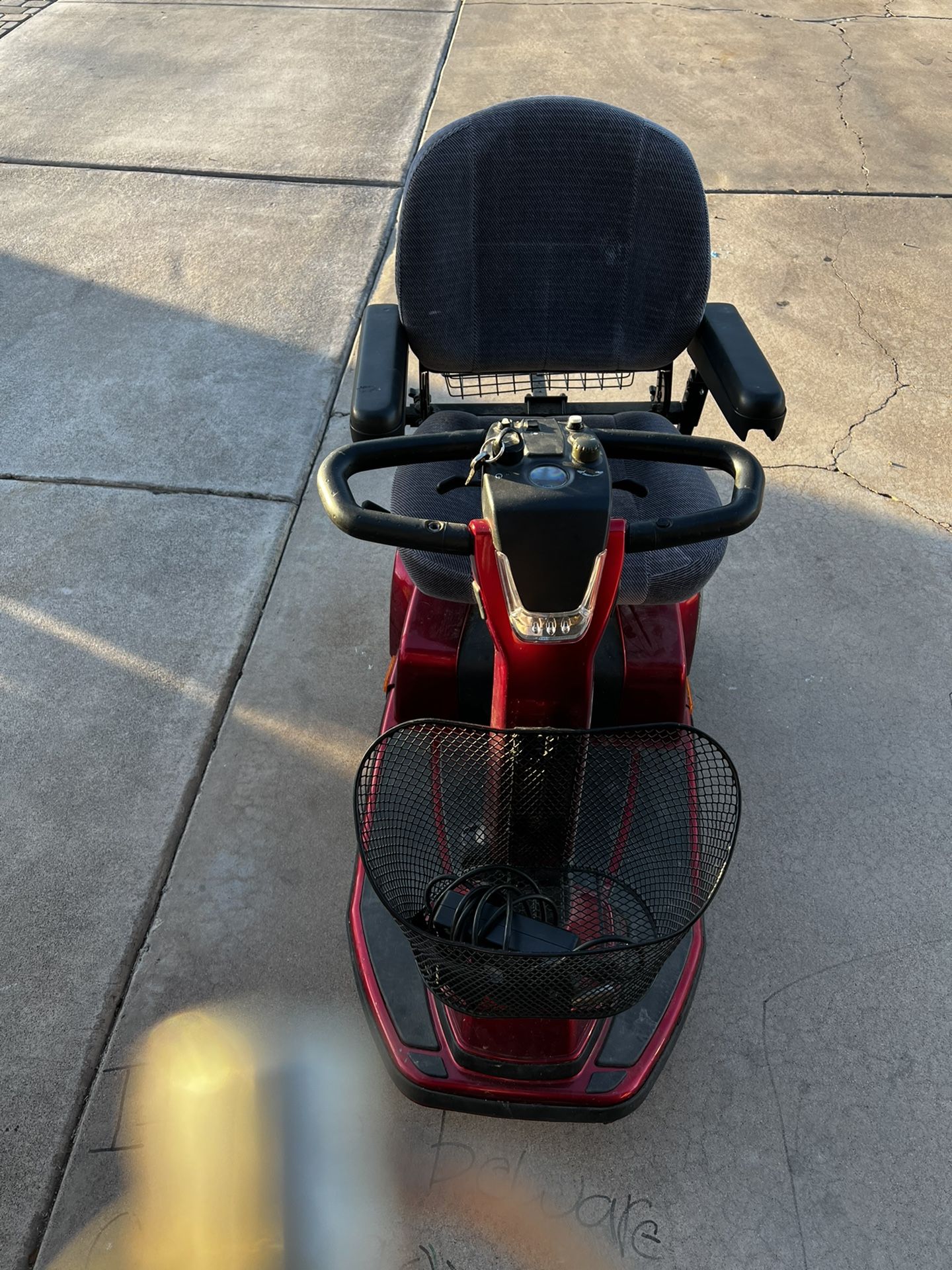 Pride Celebrity X 3 Wheel Scooter and Lift 600.00