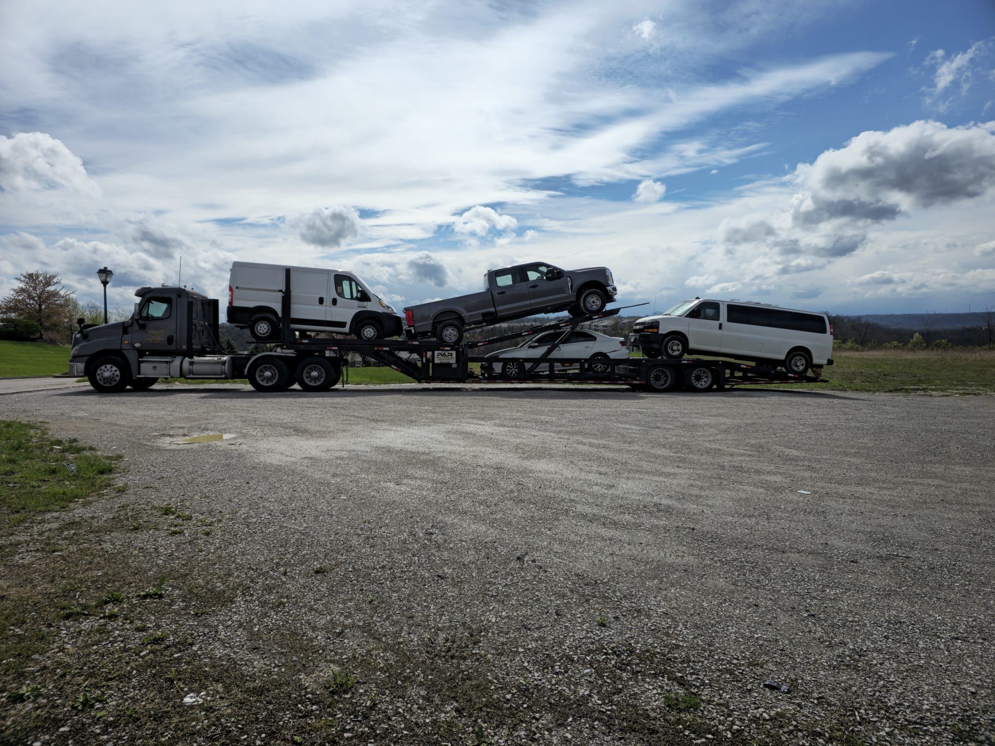 2015 freightliner Cascadia with 2015 sun country 5 Car hauler