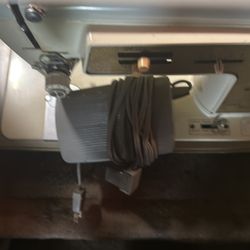 Singer Sewing 🧵 Machine With Carry Case And Foot Pedal