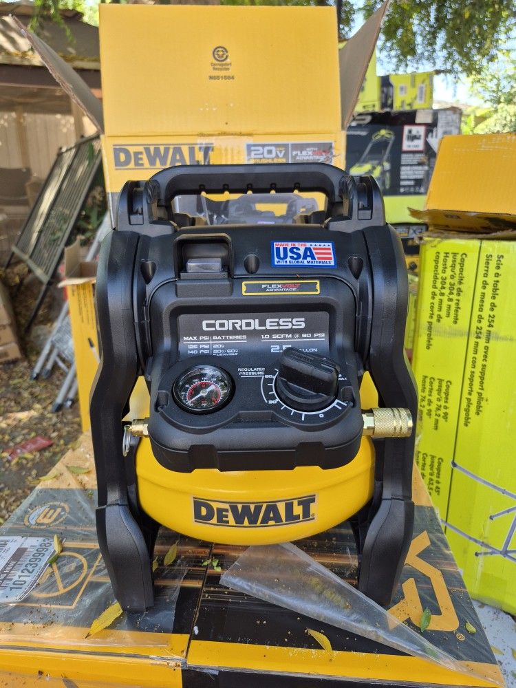 DEWALT 2.5 Gal. 140 psi Portable 20V Air Compressor with FLEXVOLT Advantage (Tool Only)