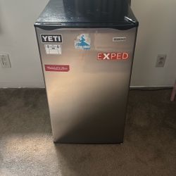 Igloo Mini Fridge 