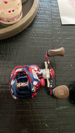 Fishing bait caster