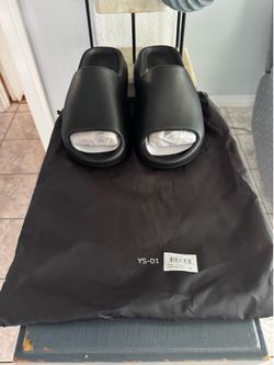 Yeezy Slides Size 6 Men’s Women’s Size 7.5