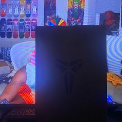 Kobe Reverse Grinch Size 14