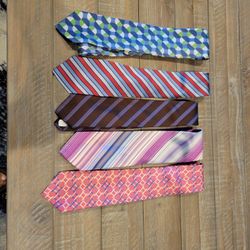 Mens silk ties many brand new paid 25 to $50 each

$5-$10 each