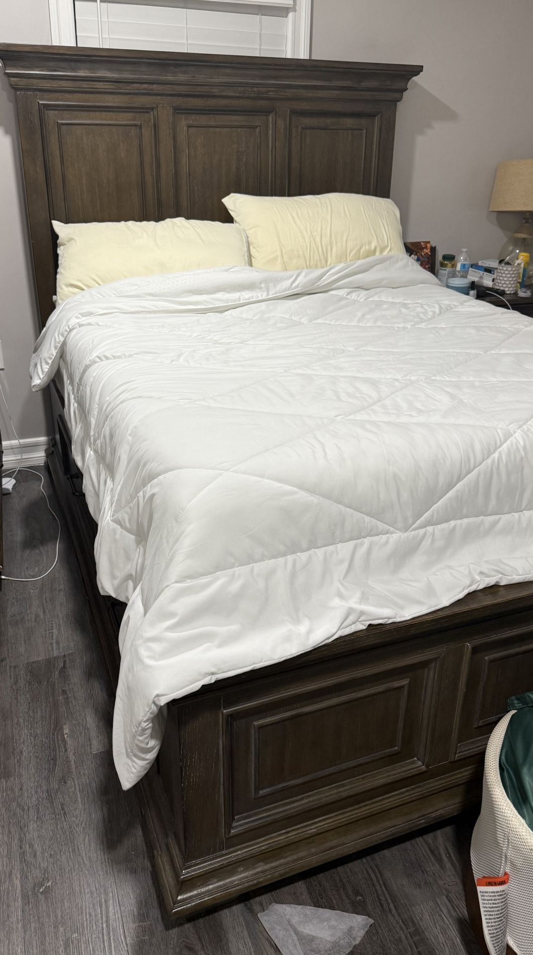 QUEEN SIZE BED, MINTTT