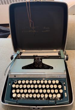 Vintage Penncrest Caravelle 10 Typewriter + Case
