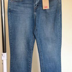 Levi’s Medium Wash Denim Jeans Size 4 SHORT