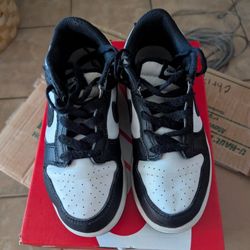 Boys Nike Dunk Low Size 2 $10