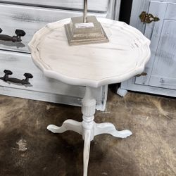 Pretty Side Table Cottage Boho Look 