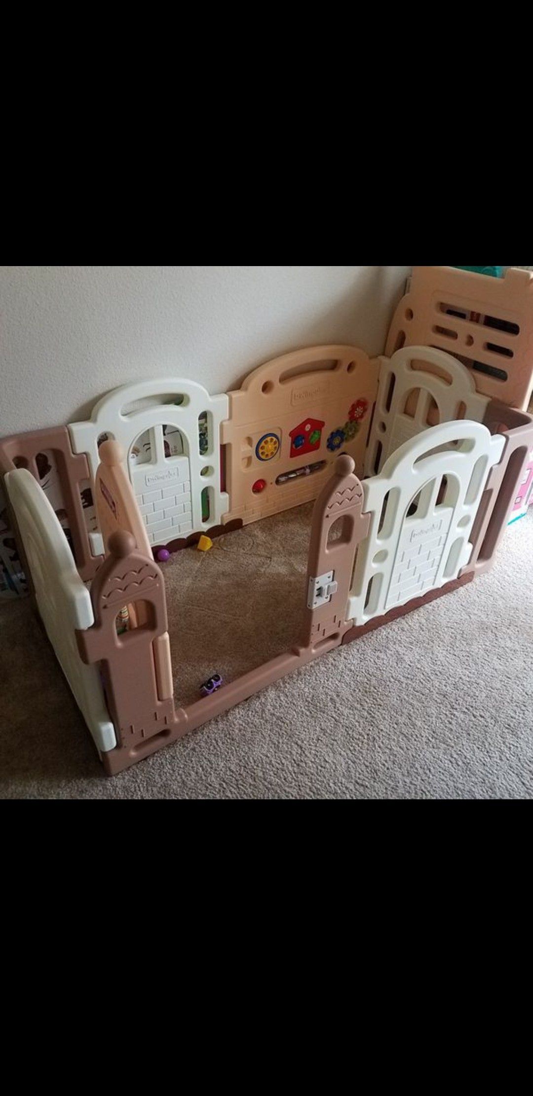 Dwinguler Large Kid's Castle Playpen toy land yard , super new and clean