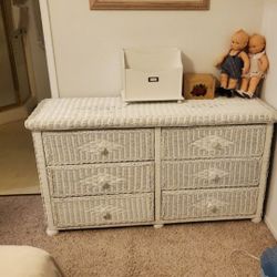 Beautiful White Wicker Dresser..6 Large Drawers Easy Slide In Hardware...Size 54x28..would Go Great In Anyroom...Like NEW!