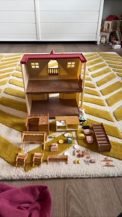 Vintage calico critter house set model C12B22 all pieces included  Vintage calico critter house set model C12B22. All pieces include included.