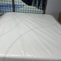 CALIFORNIA KING SIZE TEMPURPEDIC ADAPT (MEDIUM) MATTRESS & BOX SPRINGS BED SET