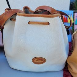 90s Dooney and Bourke Drawstring Bag / Bucket Bag / Leather Shoulder Bag / Vintage D&B / Taupe and Brown Purse