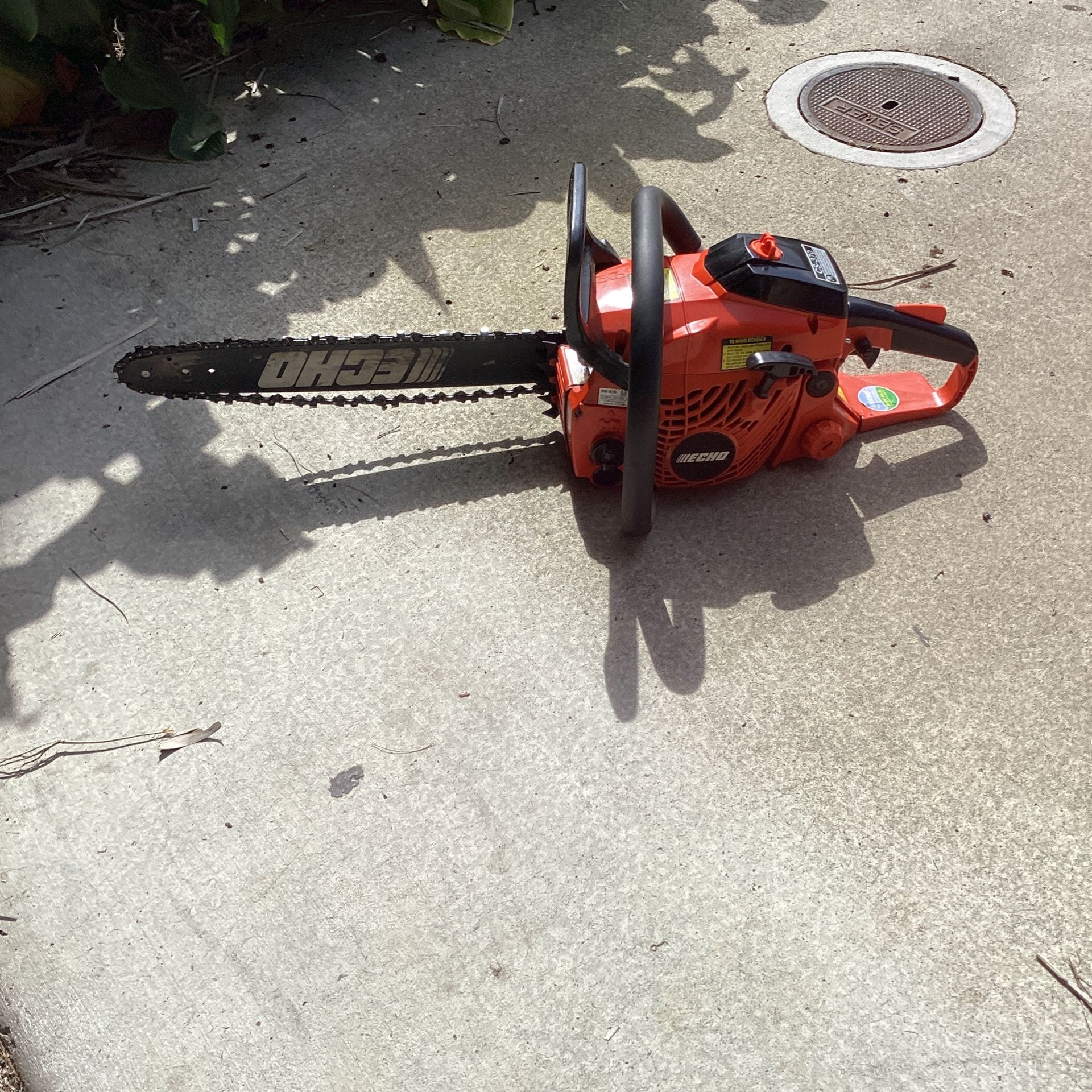 ECHO CS 370 gas chainsaw works perfect. Excellent condition covers include.