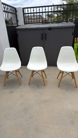 5 white chairs