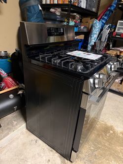 NEW GE OVEN WITH 4 BURNERS  AND AIRFRYER