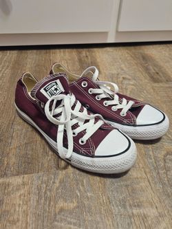 Converse Size 7 women's or 5 Men's
