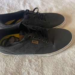 Vans Chakka Low- Men’s Size 11, Leather Like Dress Shoe