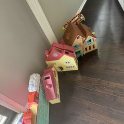 Girl Play Houses 