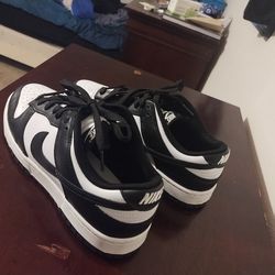 Low dunk pandas size 10
