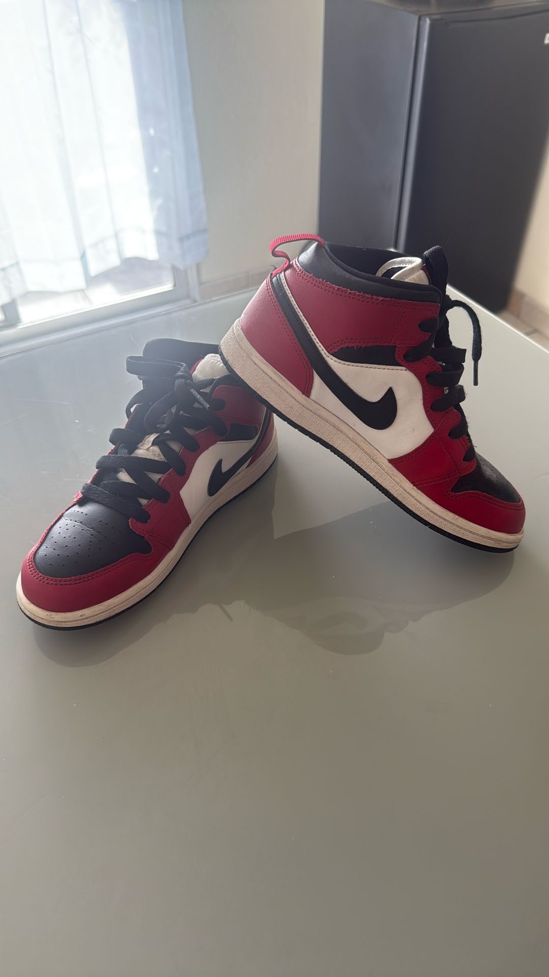Air Jordan 1 Mid GS Chicago black toe