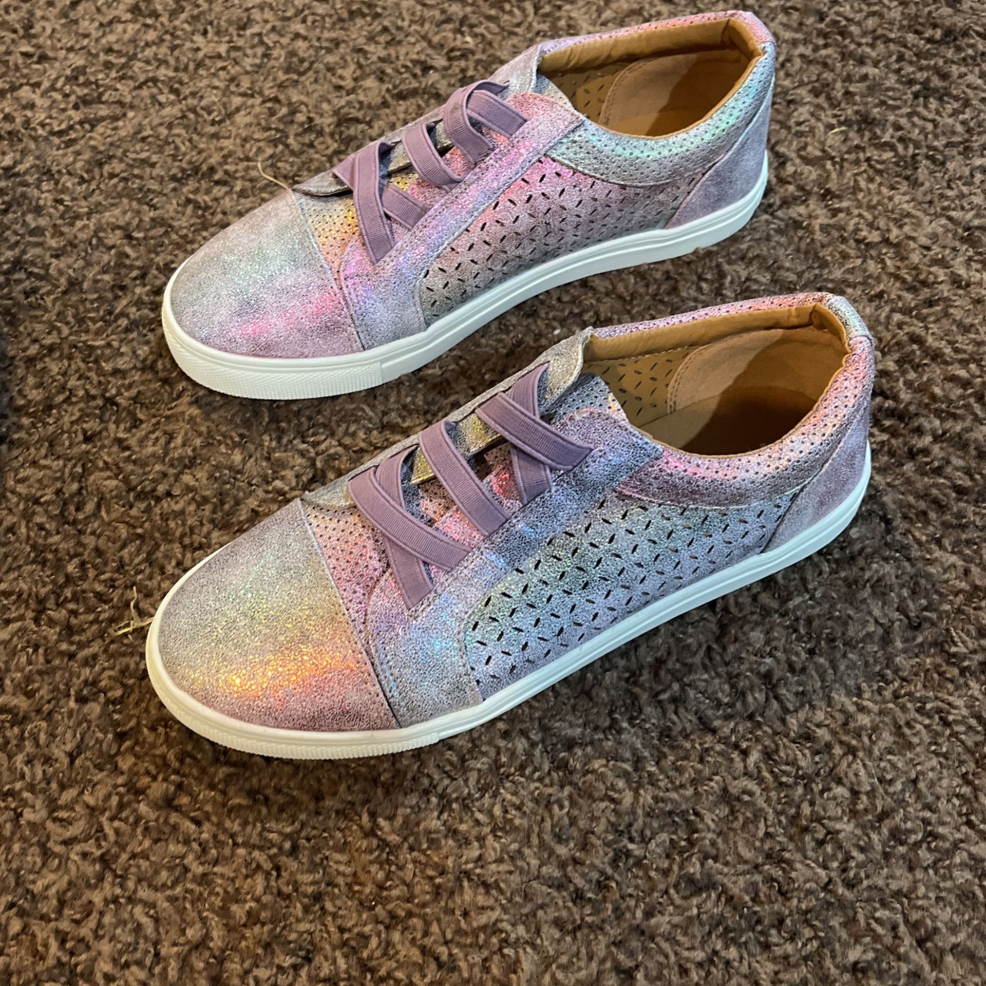 Report Never Worn Girls Or Women’s Sneakers