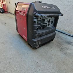 HONDA GAS GENERATOR PORTABLE 3000IS NEW TUNE UP COMPLETED,NEW ENGINE BATTERY START,WORKS PERFECTLY, ALL OUTLETS WORKS IF SOMEONE INTERESTED PLEASE TEX