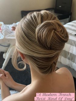 Curling 🥌 iron for hairstyles.