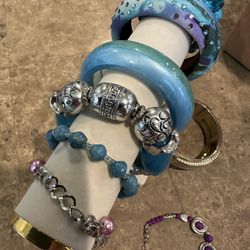 BANGLES / BRACELETS 