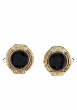 14K Yellow Gold • Featuring Carved & Round Onyxes Details Estimated item measurements Marks: 14K Total Item Weight (g): 10.8