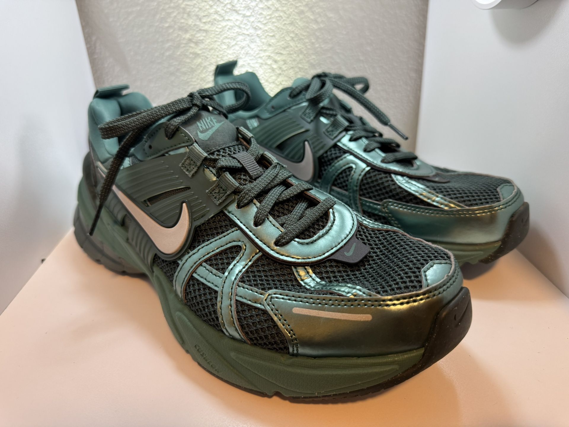 Men’s 10 Nike V2K Running Shoes